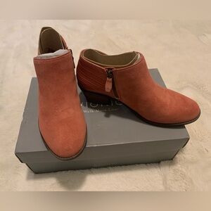 New in box women’s size 7 Vionic dusty cedar Ankle Booties